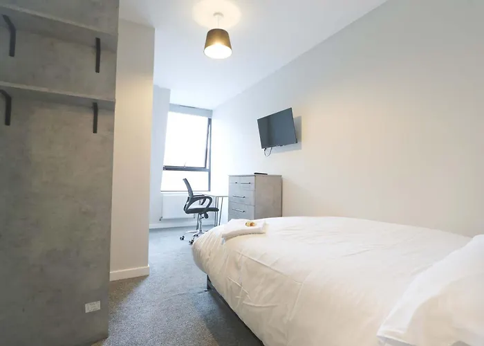 Four Bedroom Flat In The Centre بريستول