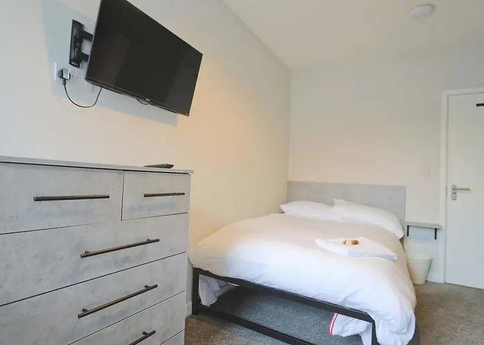 Four Bedroom Flat In The Centre شقة بريستول