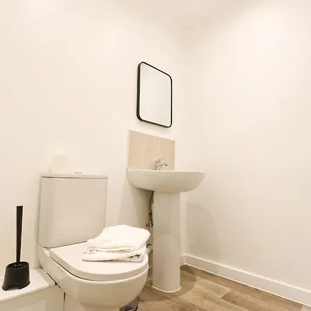 Four Bedroom Flat In The Centre