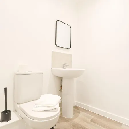 Four Bedroom Flat In The Centre *