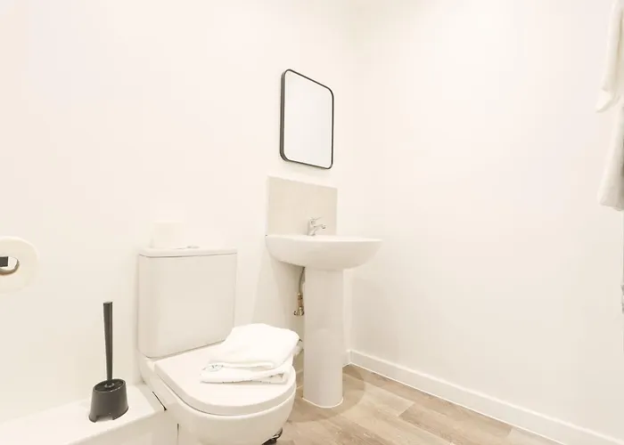 Four Bedroom Flat In The Centre *